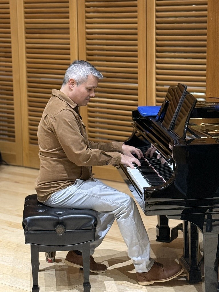 Bruno Miranda at the piano